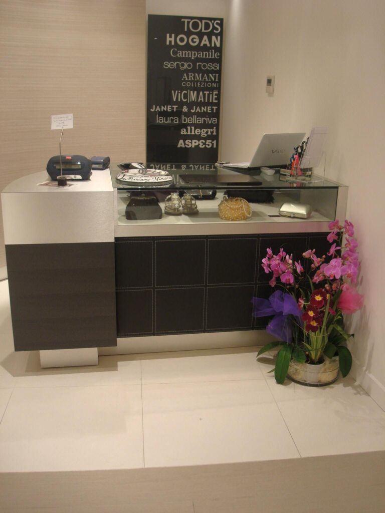 Interno negozio Detto Sante negozio di scarpe, borse, abbigliamento e accessori