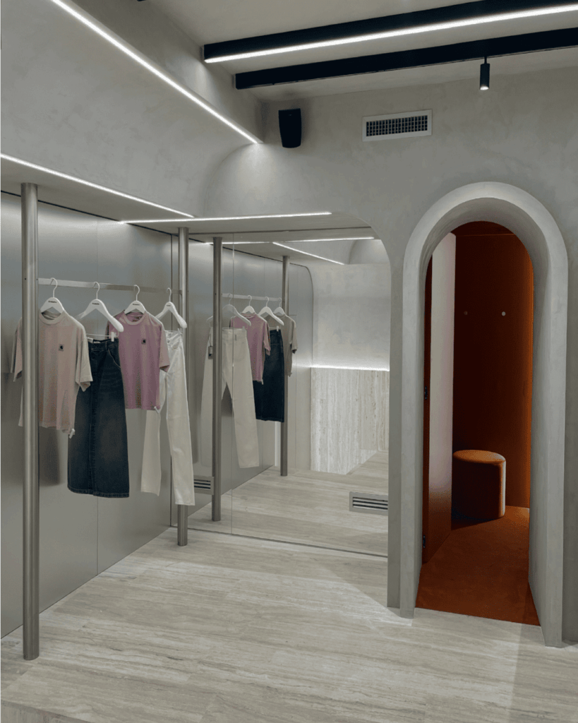 Interno del negozio Di Sabatino, abbigliamento uomo donna