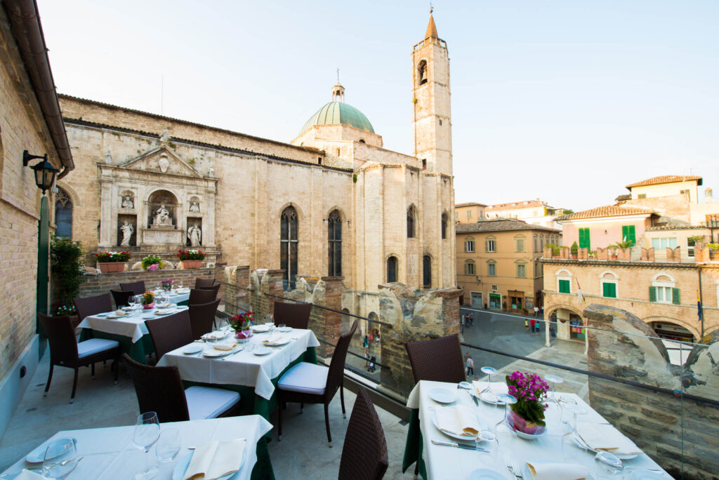 Veduta dal Lorenz Cafè Piazza del Popolo, 5, 63100 Ascoli Piceno, AP